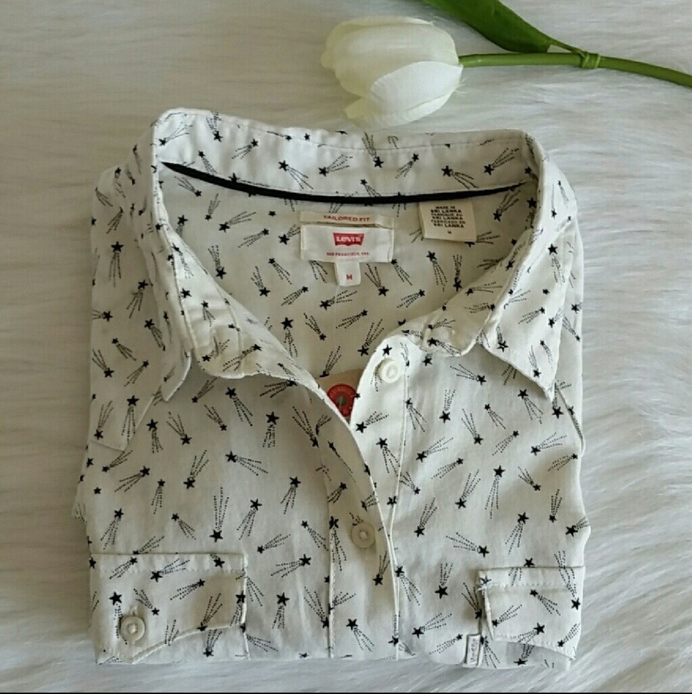 ♥️Authentic Levi's Button Down Shirt.nwt - Picture 1 of 4